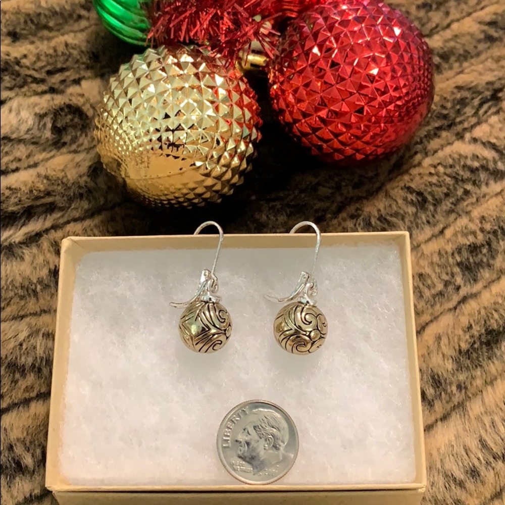 💜💜💜 3/$30 Fashionable lever back earrings! Nice weight #A363 - Picture 4 of 6